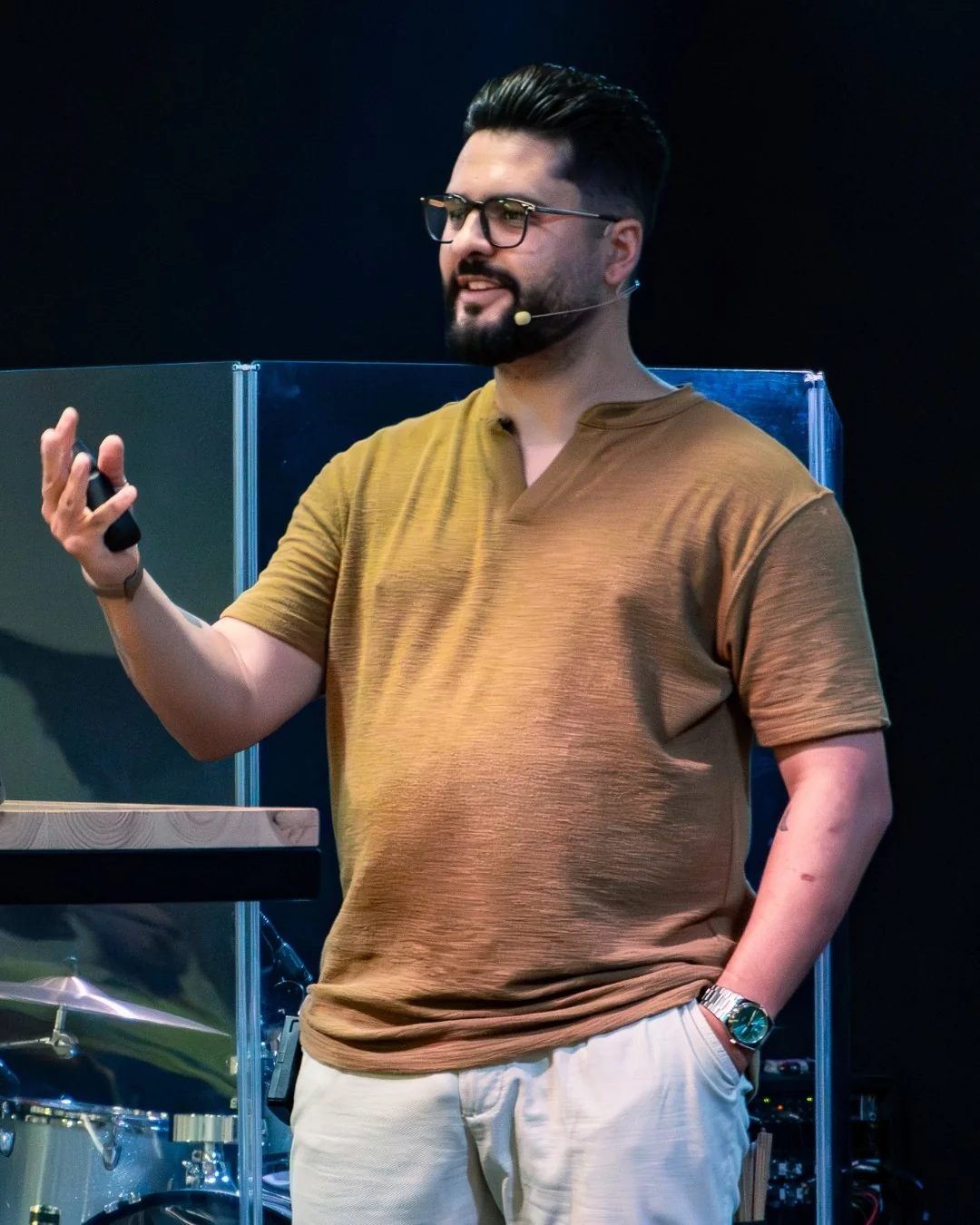 Pastor Thomas Abelini pregando no palco, com um telão ao fundo